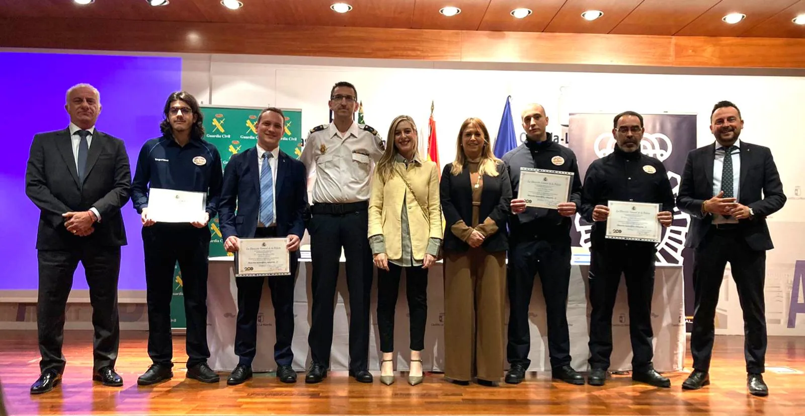 Foto de familia de los vigilantes de ILUNION Seguridad distinguidos en Guadalajara