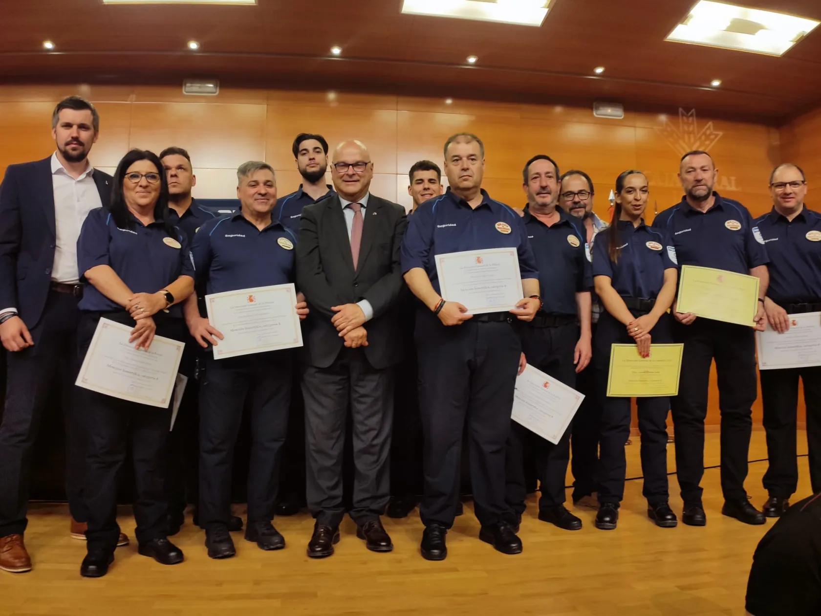 Fotografía de familia de los vigilantes de seguridad de ILUNION distinguidos en Jaén