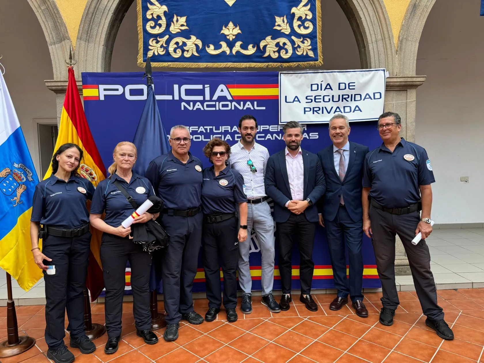 Foto de familia de los vigilantes de ILUNION Seguridad distinguidos en Las Palmas