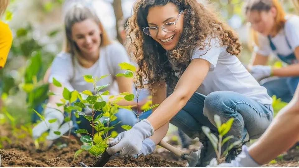 mujer plantando un árbol