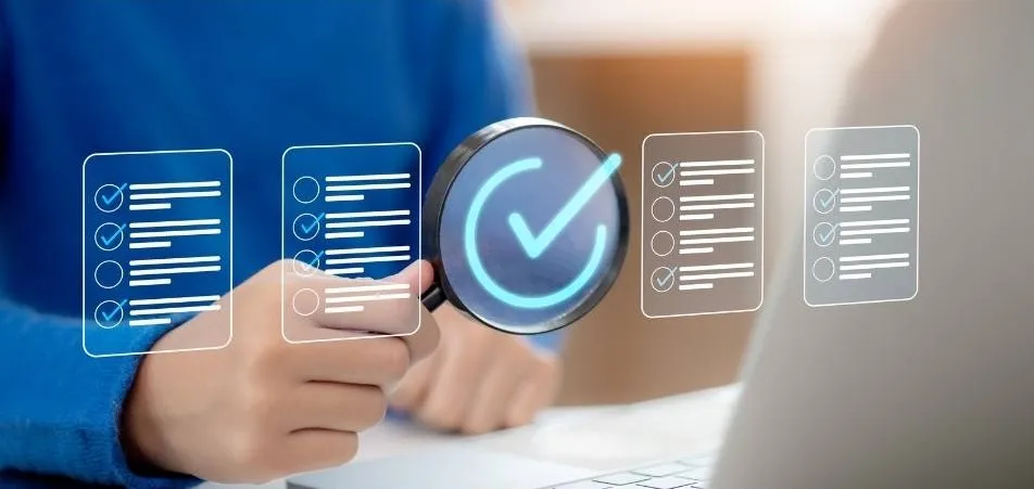 Mujer sujetando una lupa ilustrando documentos de auditoría