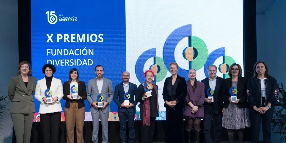 Foto de familia de los ganadores de los Premios Diversidad 2024