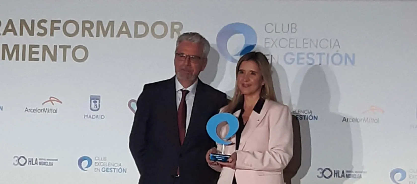 Susana Sánchez posa con el premio del CEG en sus manos