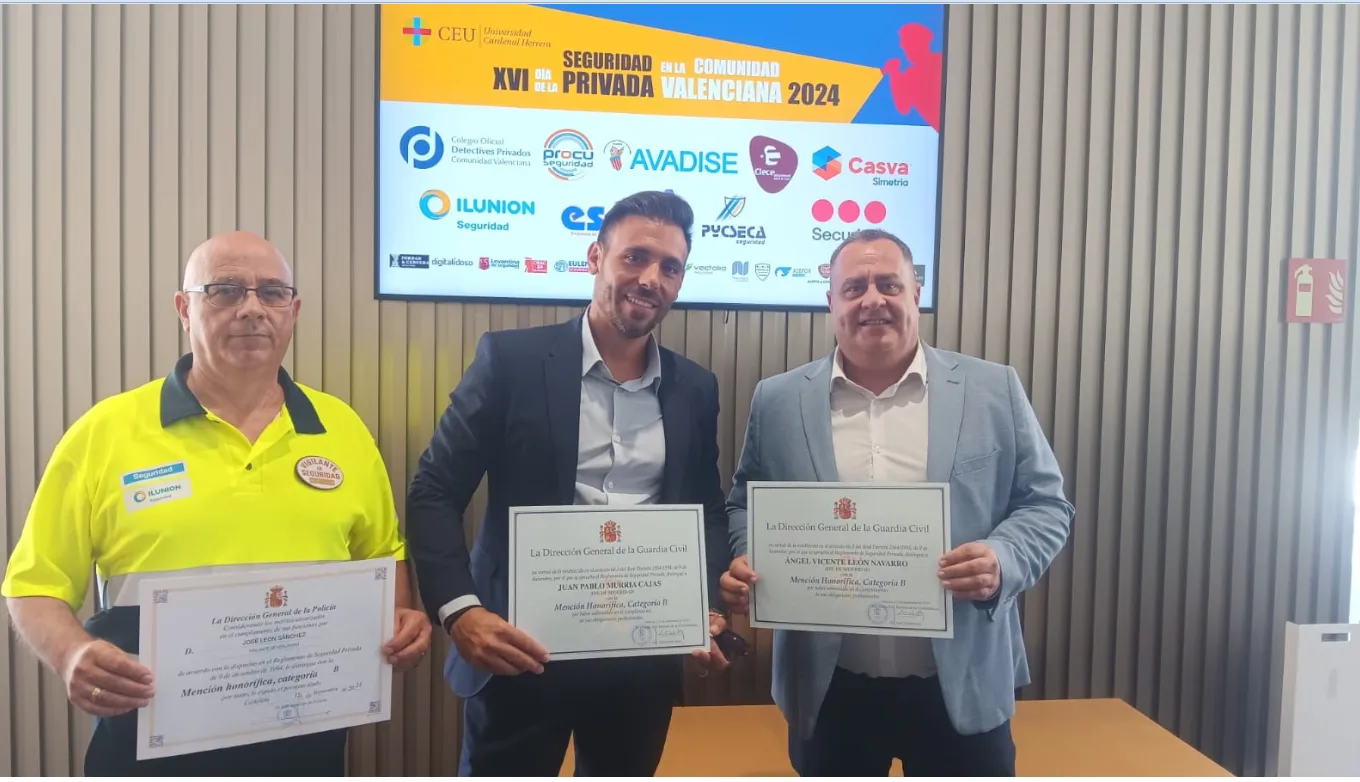 Fotografía de familia de los vigilantes de ILUNION Seguridad distinguidos en Valencia y en Castellón