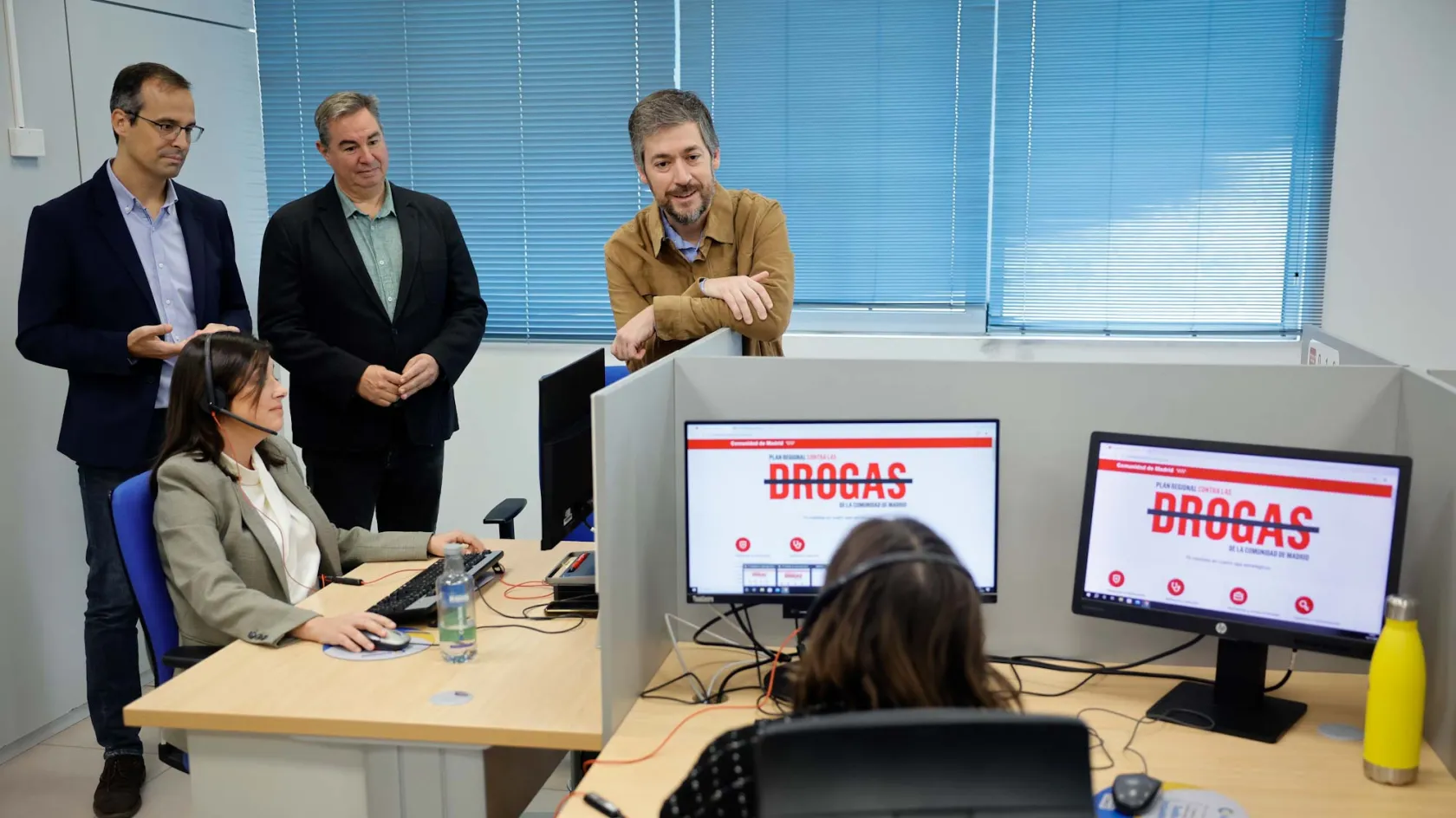 Miguel Ángel García Martín conversa con una de las trabajadoras de ILUNION que atienden el servicio 012 contra las drogas