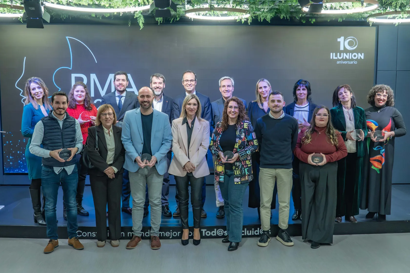 Foto de familia del acto de entrega de los Premios Mejores Agentes de ILUNION Contact Center