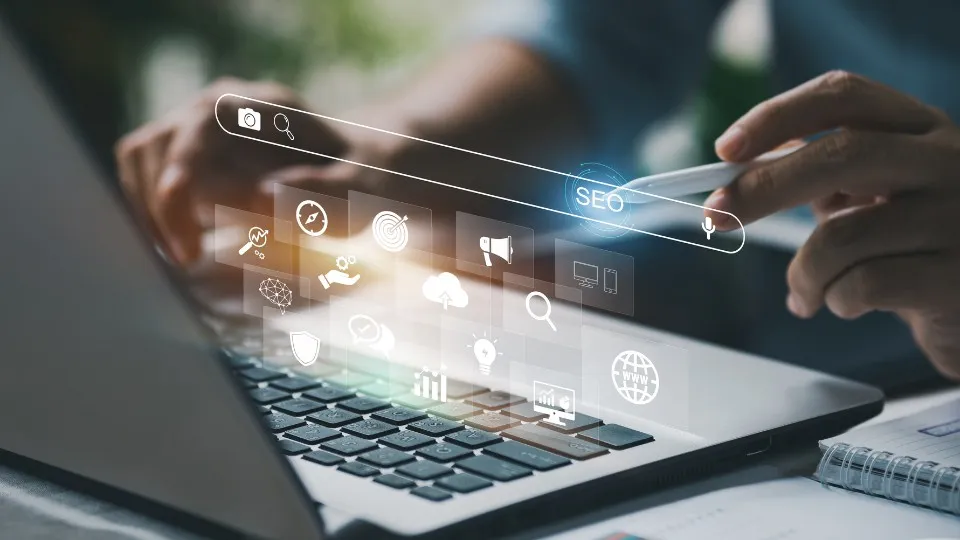 Persona escribiendo en un portátil para gestionar la optimización de motores de búsqueda