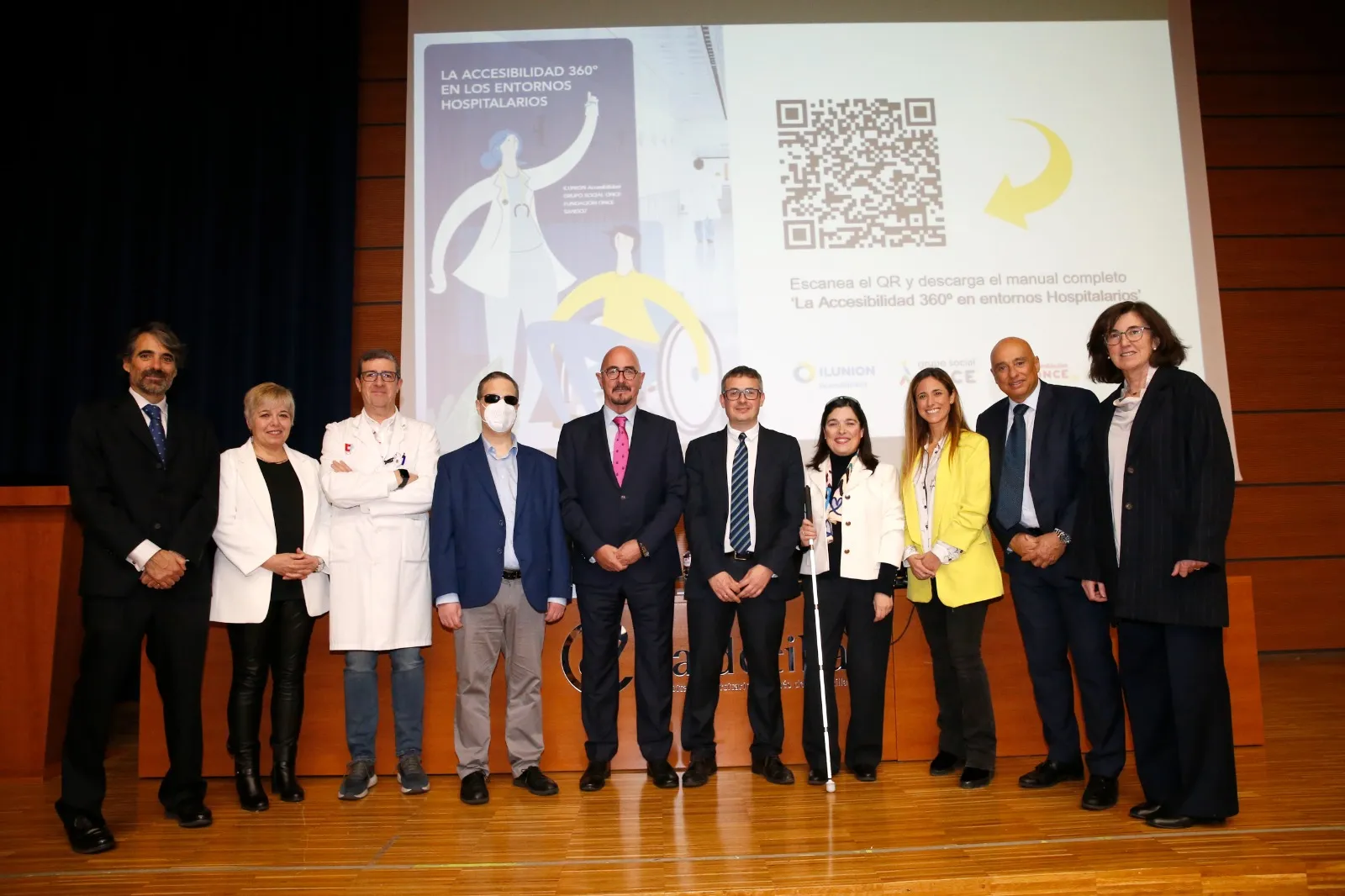 Fotografía de familia de la presentación en Santander de la guía de accesibilidad en entornos hospitalarios elaborada por ILUNION