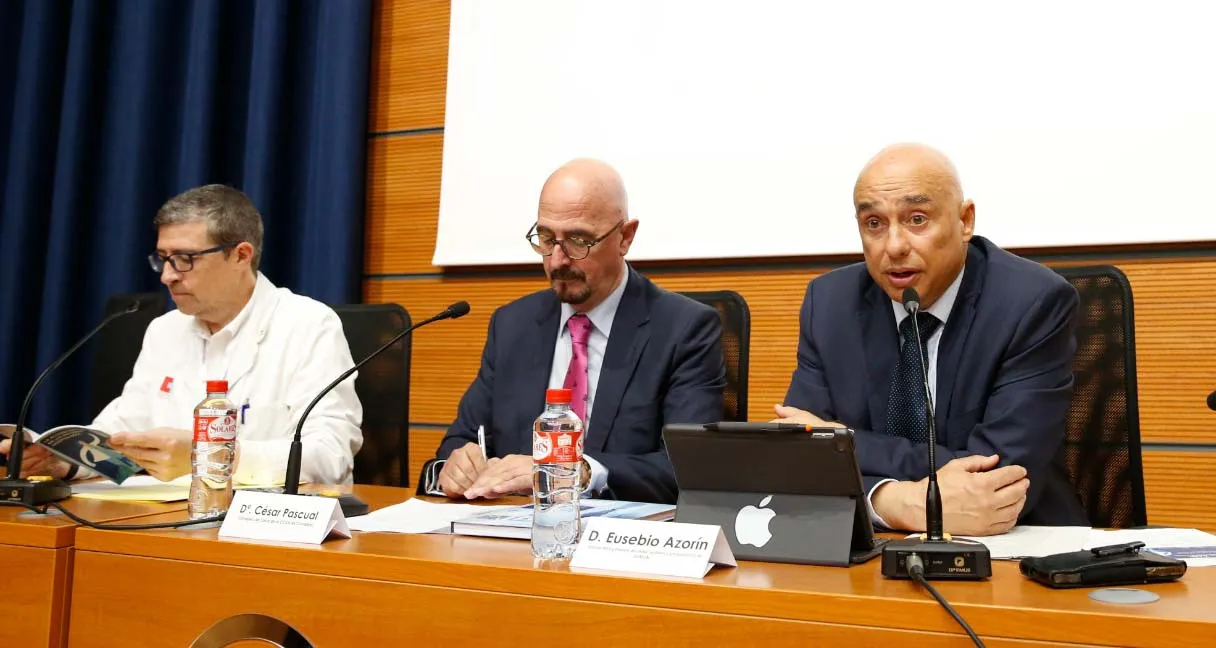 El director de Relaciones Institucionales y del área Sanitaria y Sociosanitaria de ILUNION, Eusebio Azorín, en un momento de su intervención, junto al consejero de Salud del Gobierno de Cantabria, César Pascual.