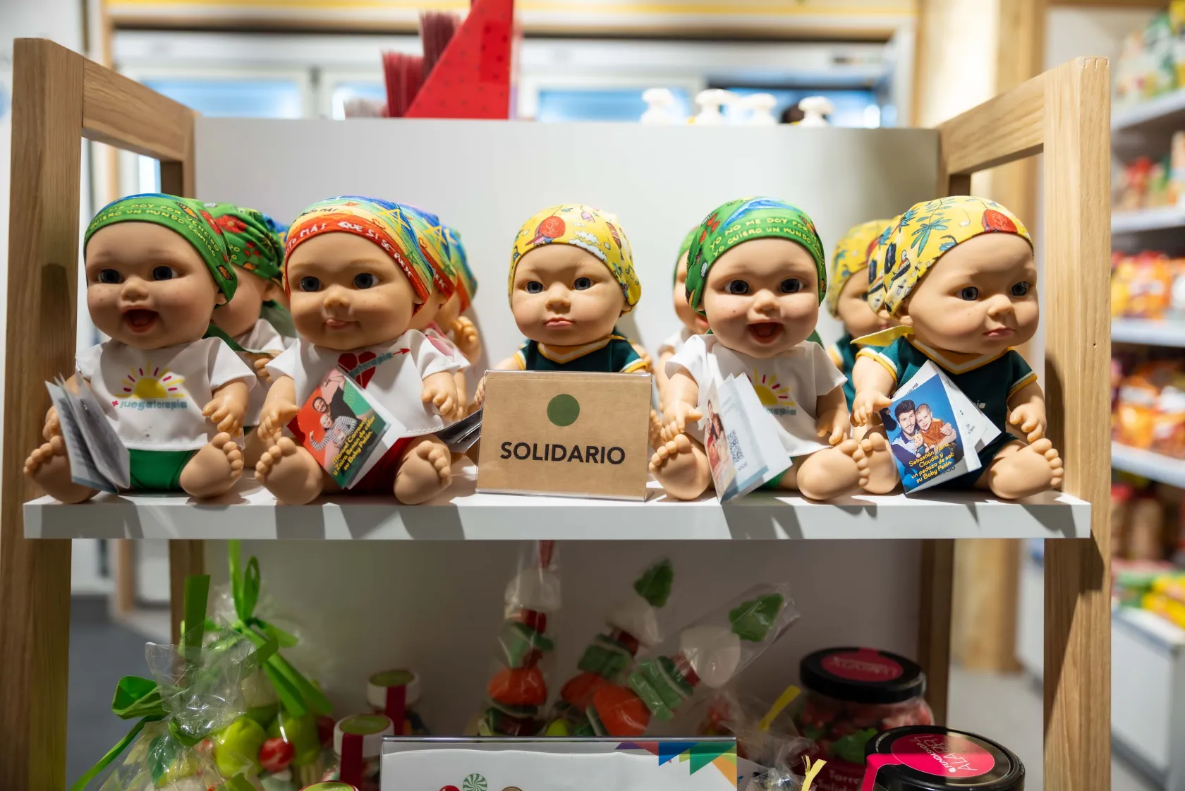 Fotografía de un grupo de Baby Pelones de Juegaterapia en una de las estanterías de la tienda