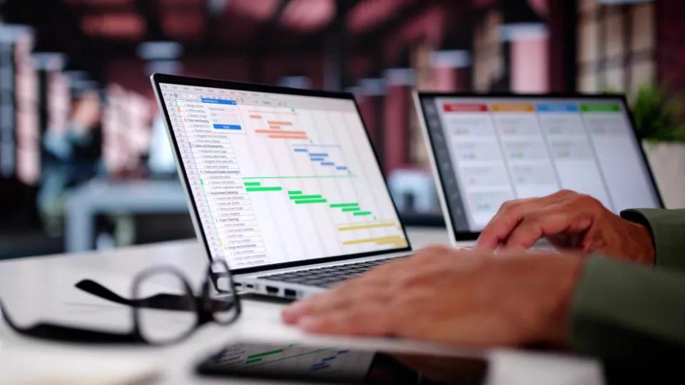 Un portátil mostrando un Gantt Chart