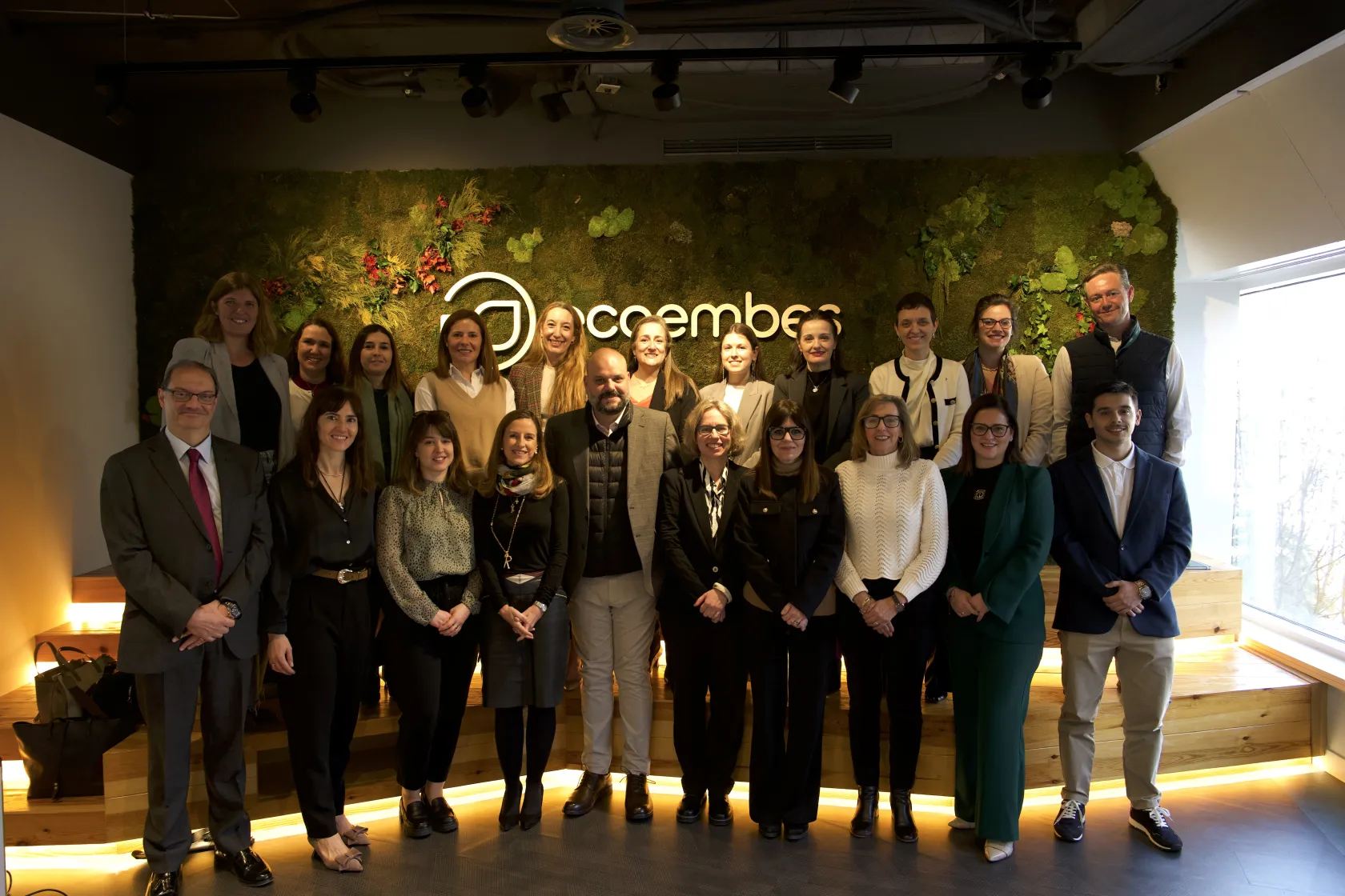 Foto de familia de los representantes de las distintas empresas adscritas a la red 'Terceros en edad, primeros en reciclar'