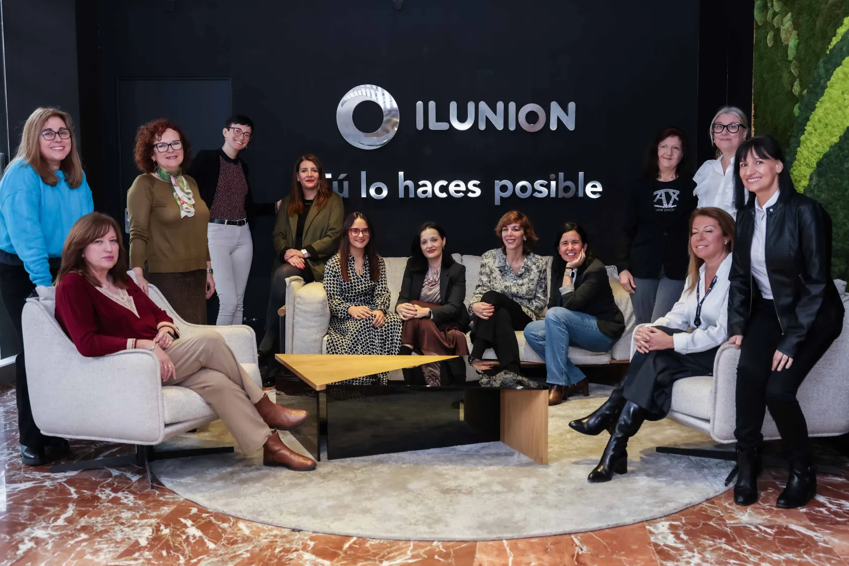 Un grupo de las trabajadoras de ILUNION que se han formado en el programa Mujer EnRed