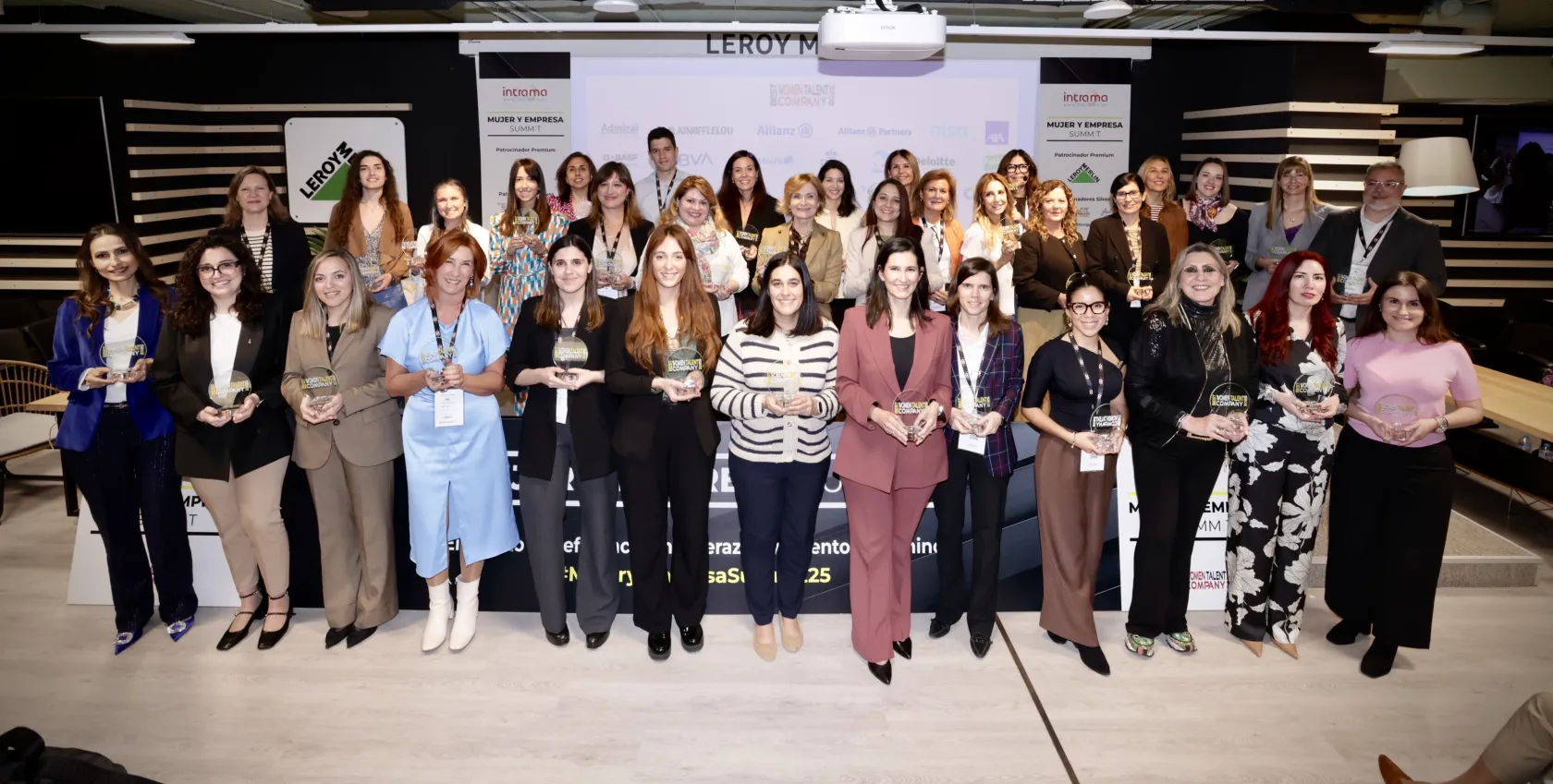 Fotografía de familia de las representantes de las compañías reconocidas como Best Women Talent Company 2025