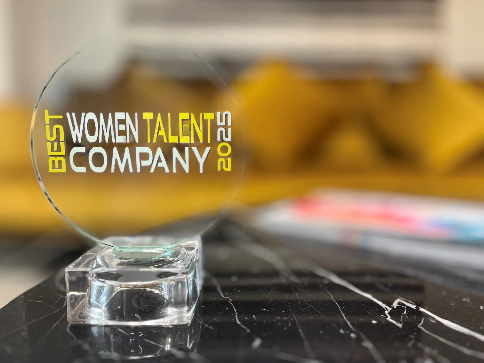 Trofeo entregado a ILUNON como Best Women Talent Company