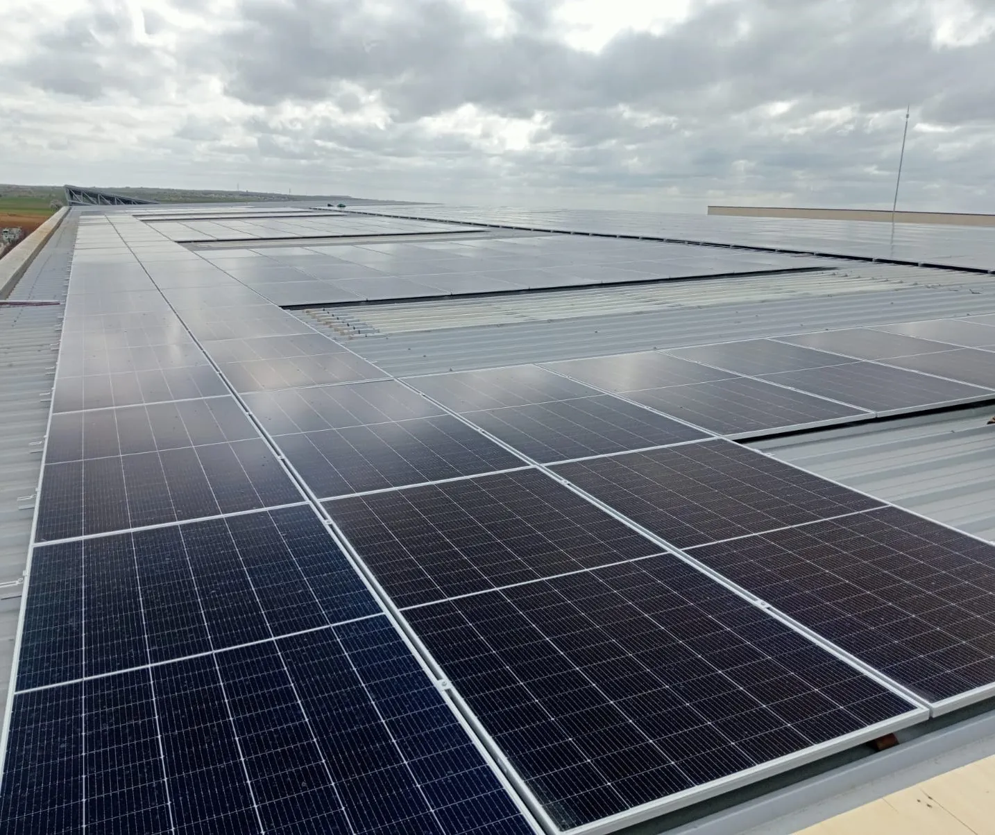 Fotografía de los panales solares instalados en el tejado de la nave de reciclaje de ILUNION en Campo Real