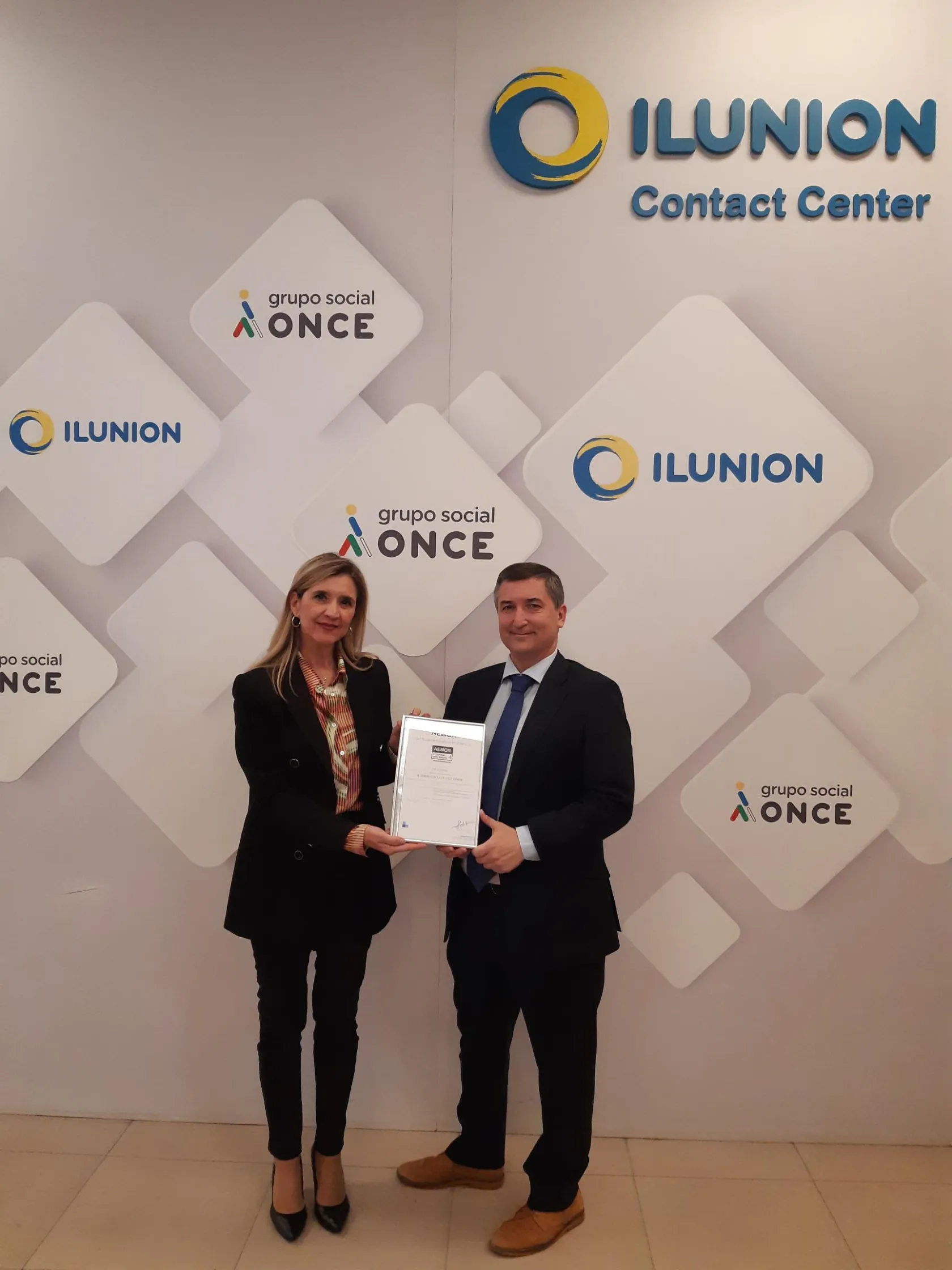 La CEO de ILUNION, Susana Sánchez, recibe el sello de AENOR