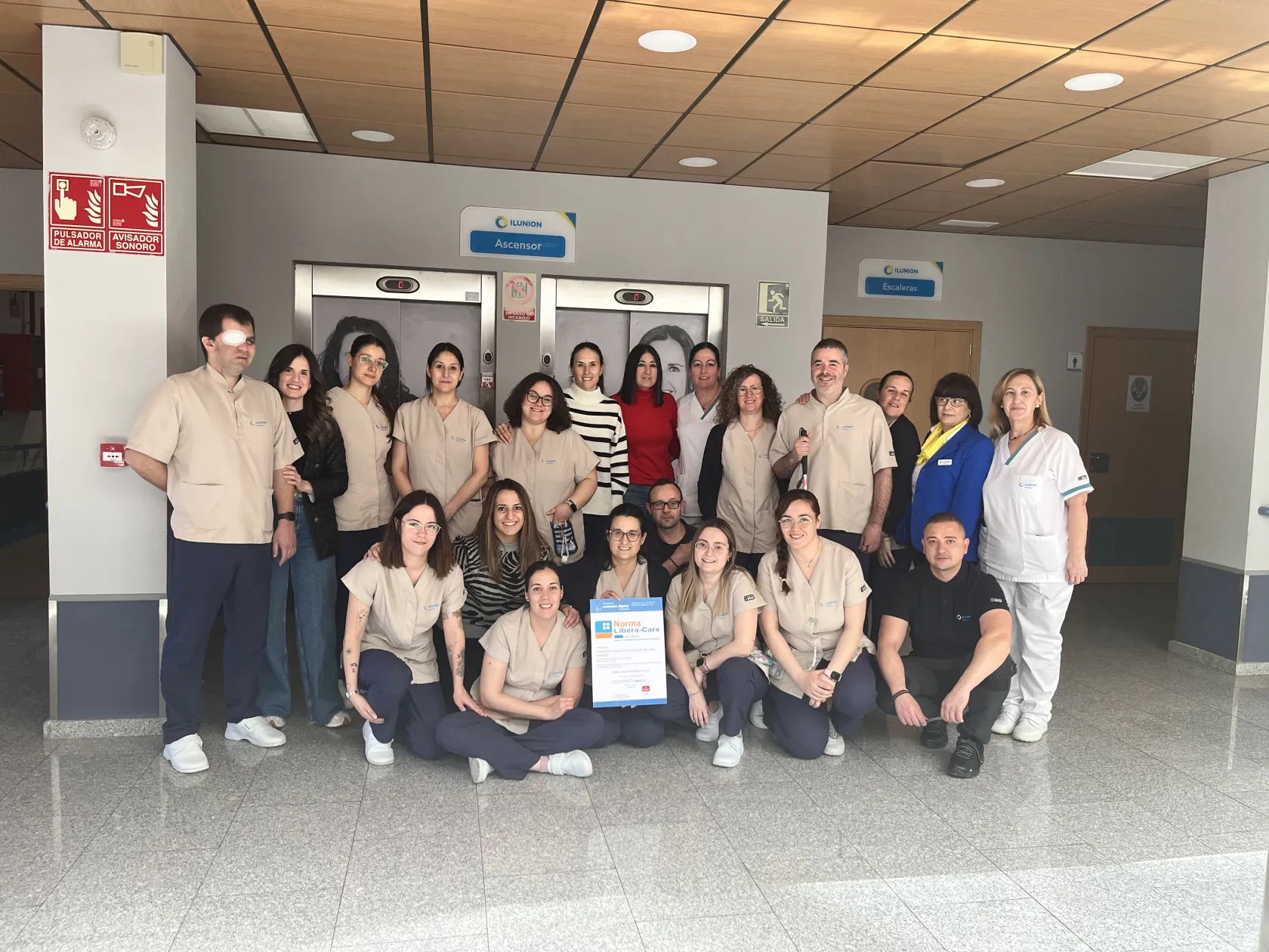 El equipo de ILUNION VidaSénior en la residencia de La Solana muestra orgulloso el certificado Libera-Care
