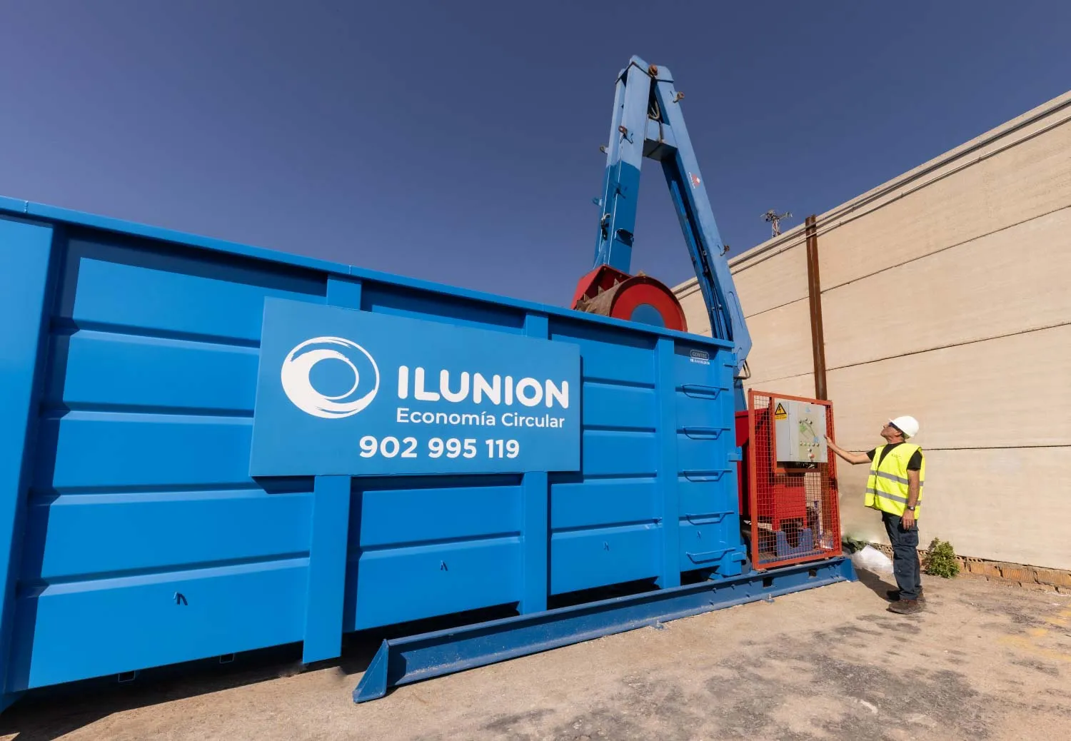 Contenedor de ILUNION Economía Circular al aire libre