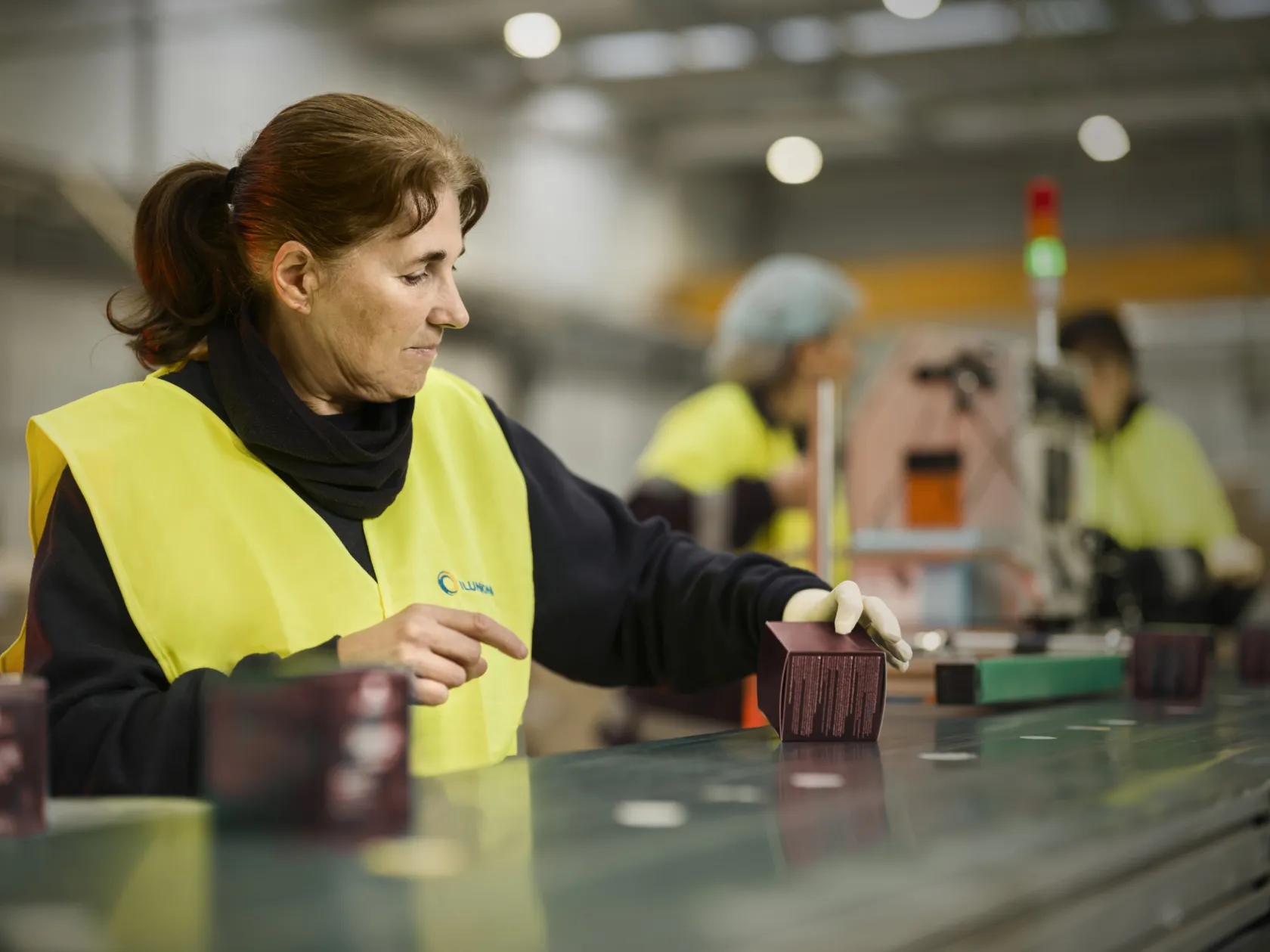 Una trabajadora realiza una labor de copacking en ILUNION Facility Services