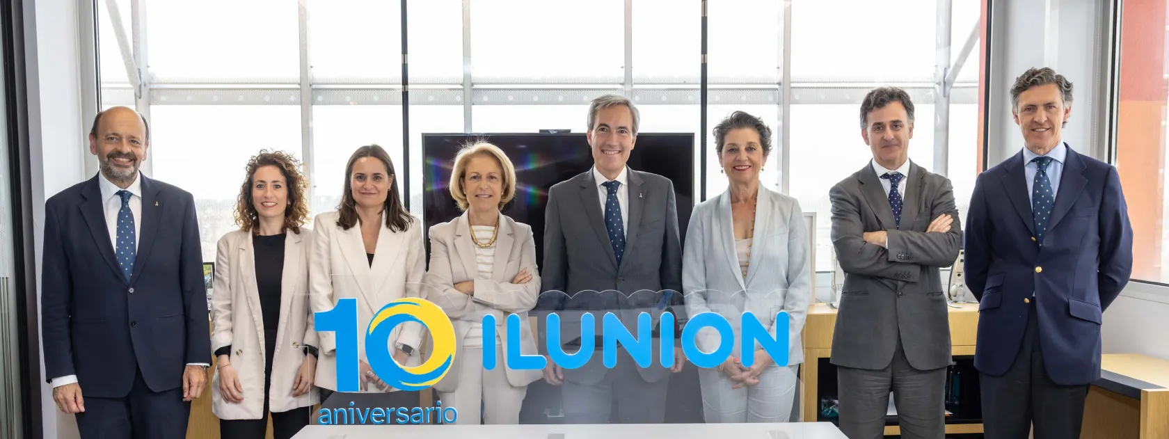 Alejandro Oñoro y Rosa Mª Visiedo, junto a parte de sus equipos, tras la firma del convenio 