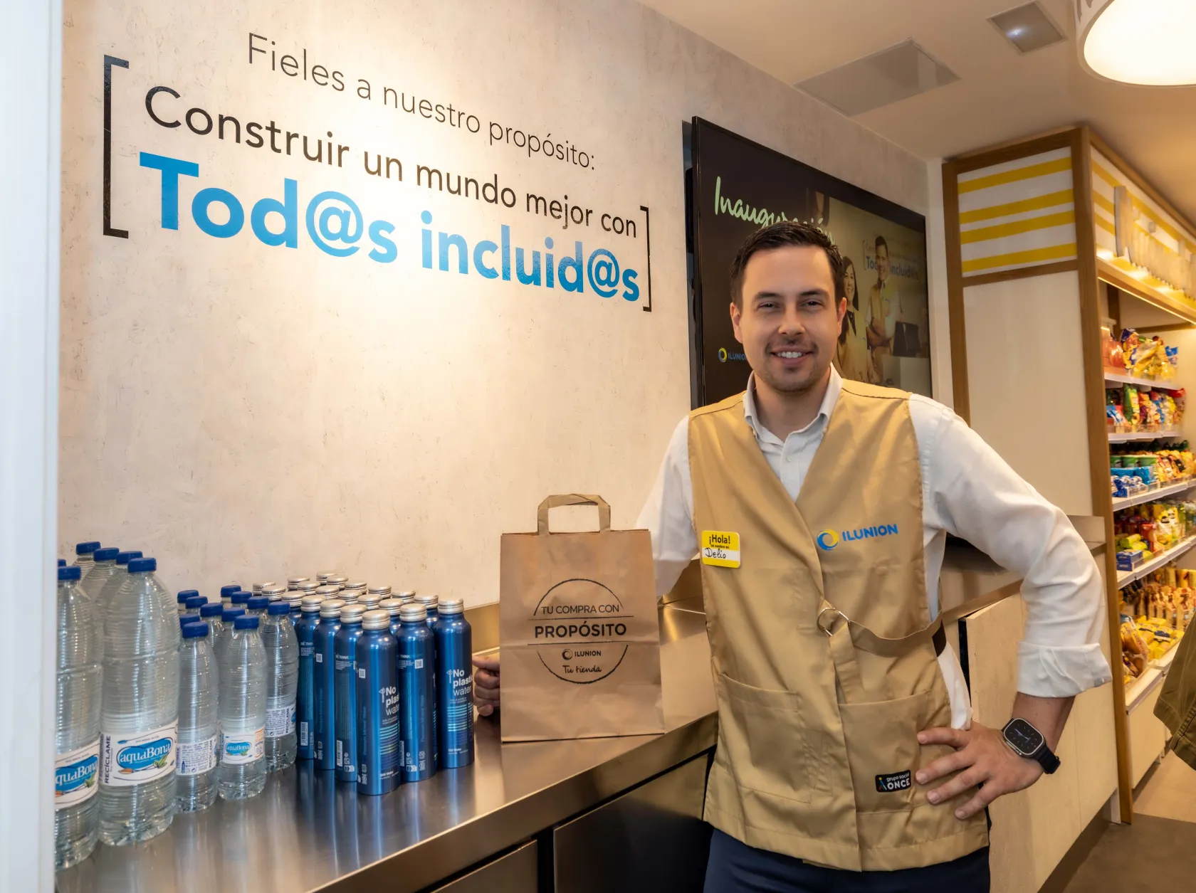 Fotografía del director general de ILUNION Retail, Delio García, con la chaquetilla de ILUNION TuTienda