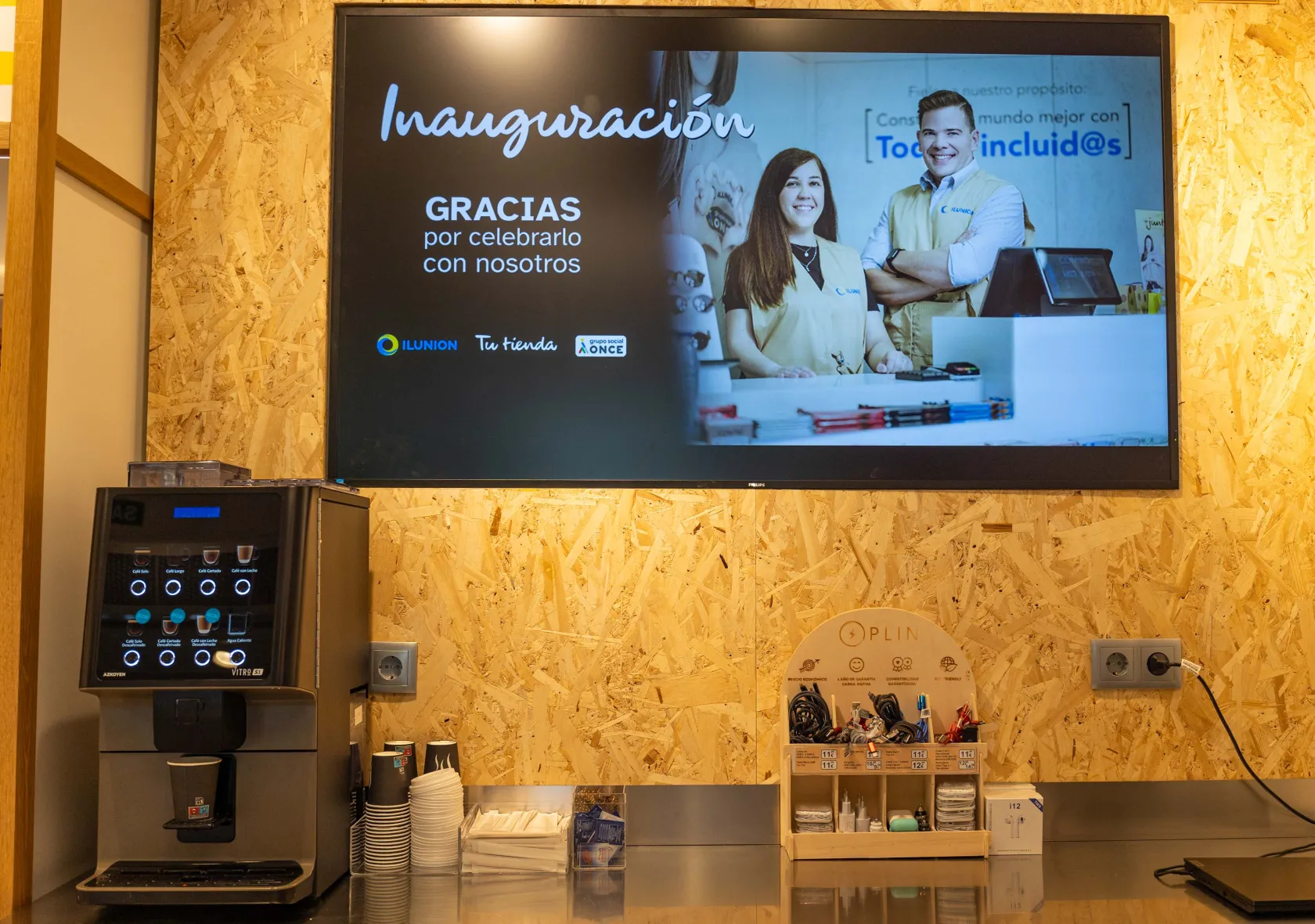 Detalle de la zona de café con un monitor de bienvenida a la inauguración de una de las tiendas