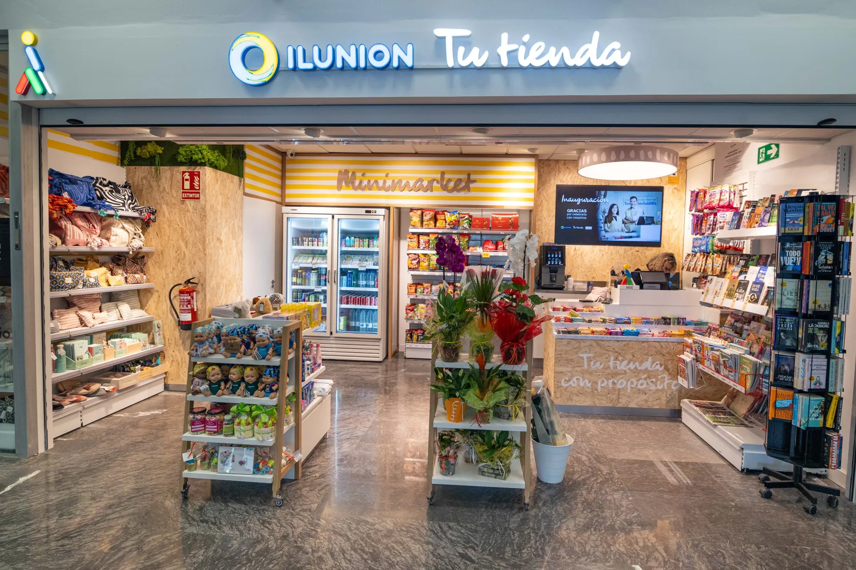 Entrada de una de las tiendas de ILUNION reinauguradas esta semana 