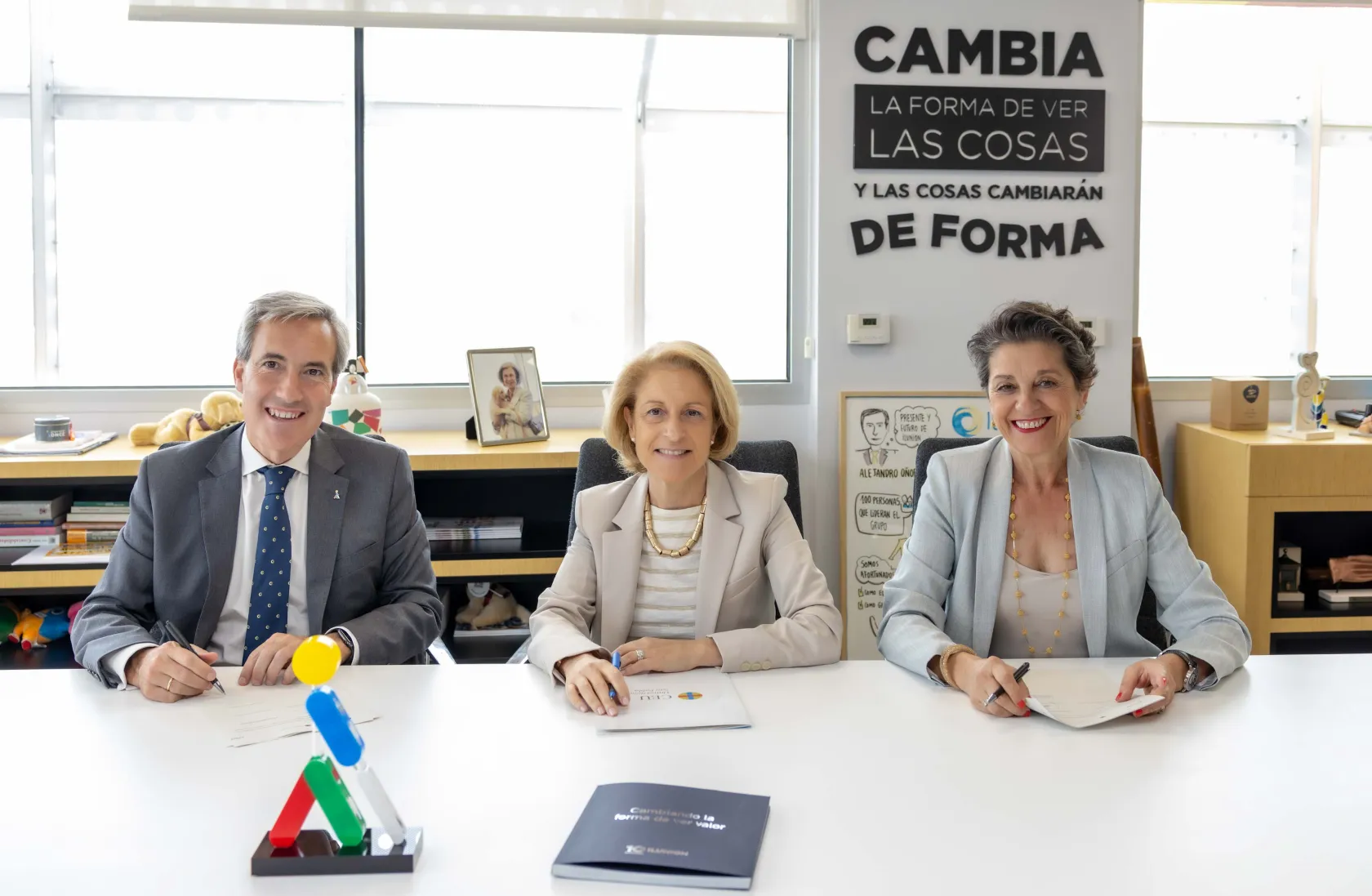 De izquierda a derecha, el consejero delegado de ILUNION, Alejandro Oñoro,  la rectora y la gerente de la Universidad CEU San Pablo, Rosa Mª Visiedo Claverol y Carmen García de Elías respectivamente