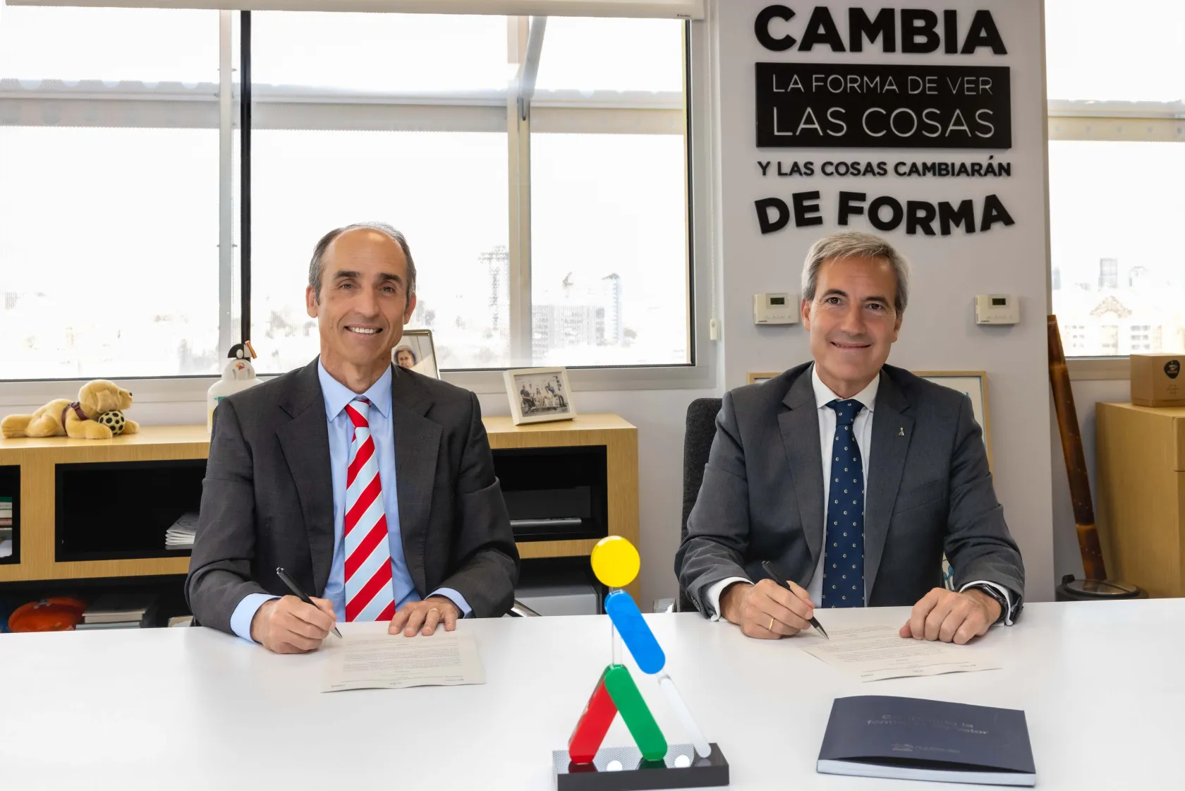 En la fotografía, de izquierda a derecha, el vicerrector de Estudiantes y Empleabilidad de la Universidad Autónoma de Madrid, Francisco Javier Oubiña Barbolla, y el consejero delegado de ILUNION, Alejandro Oñoro