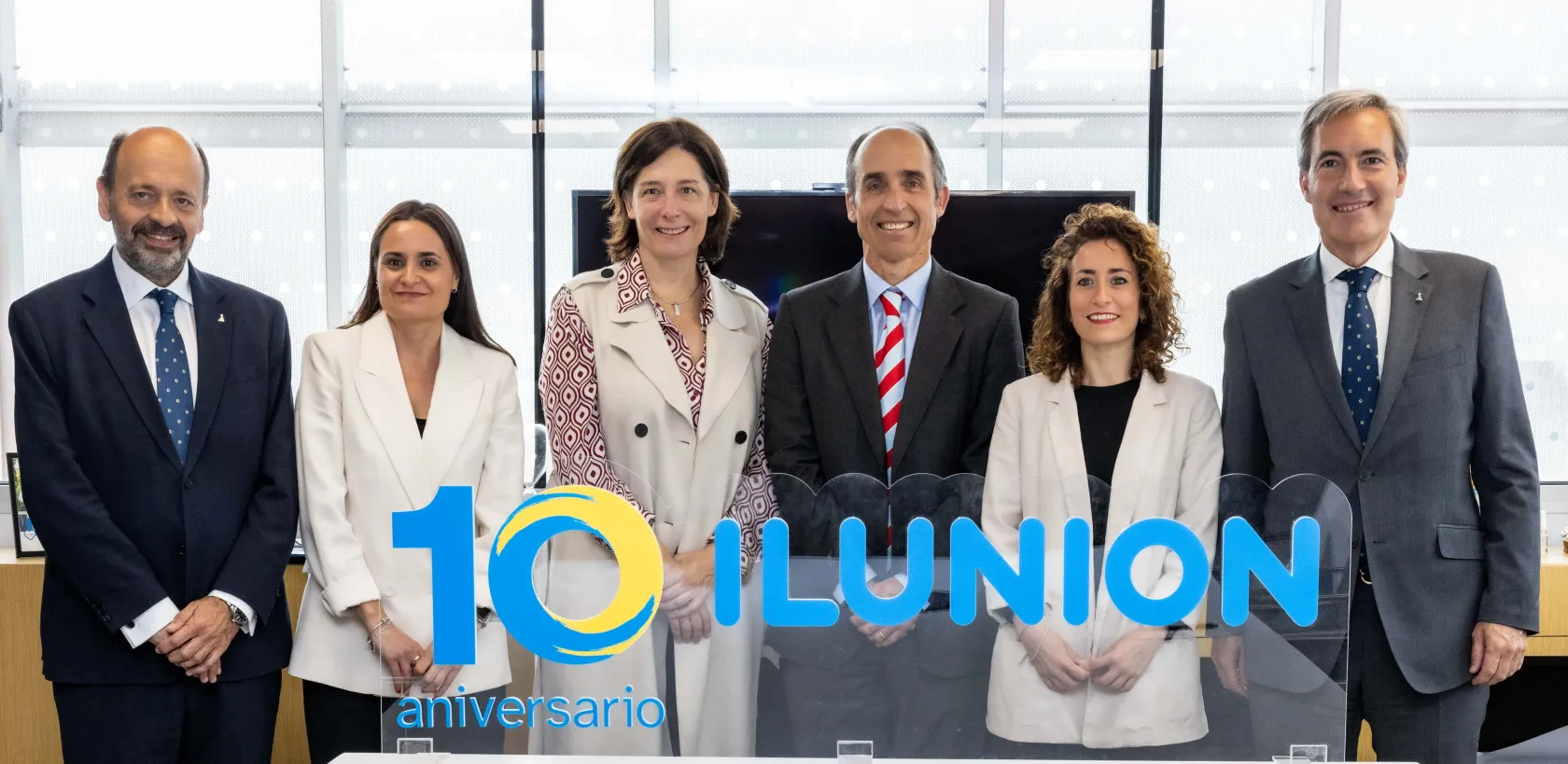 Fotografía de familia de representantes de la UAM y de ILUNION tras la firma del acuerdo entre ambas entidades