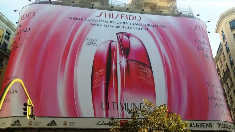 Publicidad en forma de lona exterior de la marca Shiseido, que anuncia su nuevo serum de ojos con el siguiente copy: Siente la extraordinaria transformación. Activa la inmunidad de tu piel.
