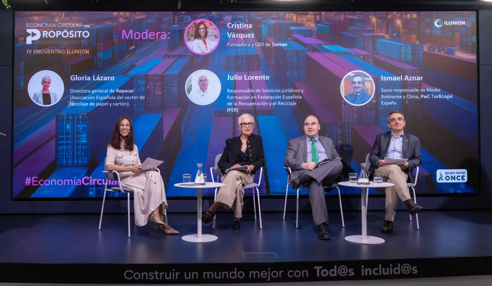 Fotografía de los ponentes y moderadora de la primera mesa de debate