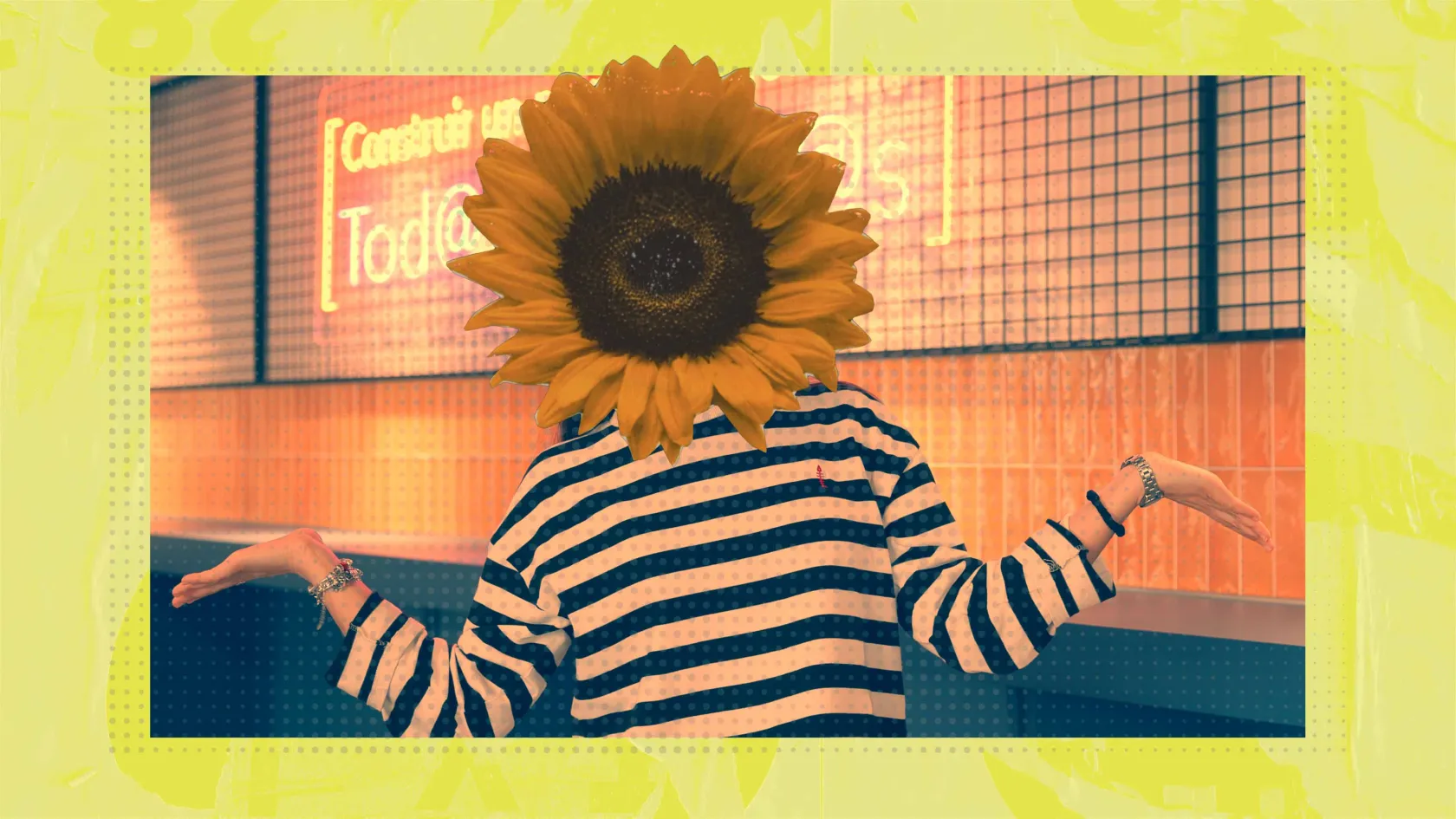 Una persona joven con un girasol en el rostro muestra las palmas de las manos hacia arriba y a los lados de su cuerpo