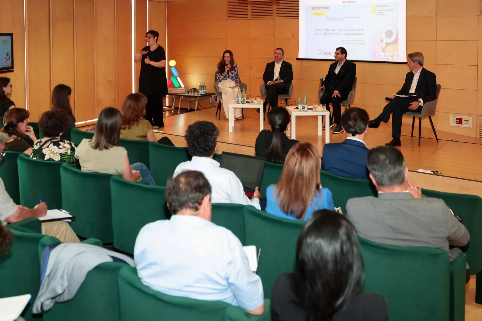 Fotografía de los ponentes de la mesa sobre buenas prácticas