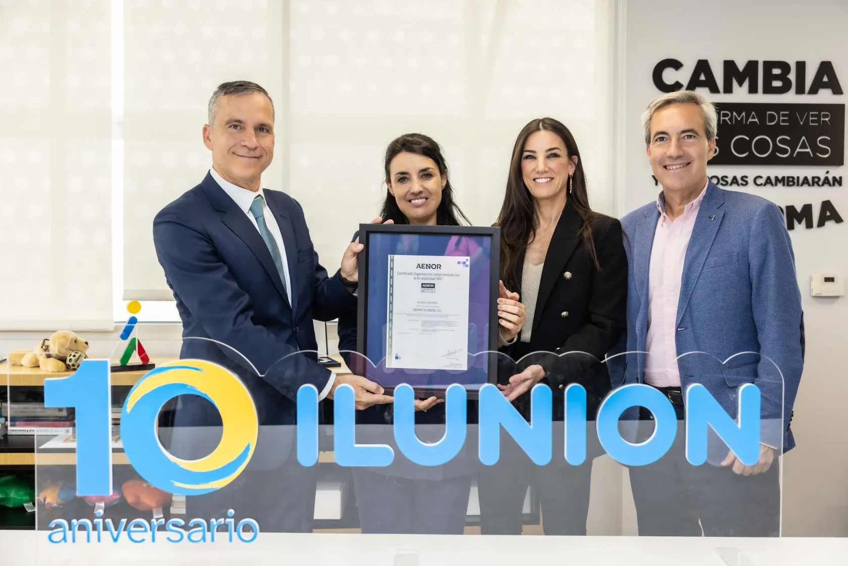 Foto de familia de la entrega de la Certificación Compromiso con la Accesibilidad 360