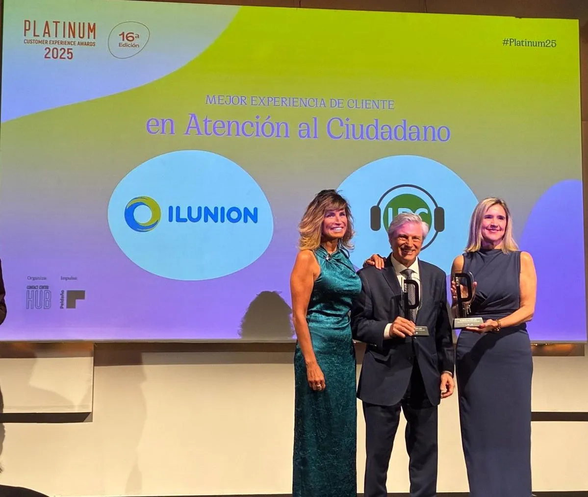 La CEO de ILUNION Contact Center BPO, Susana Sánchez, y el director general del Catastro, Fernando de Aragón Amunárriz, reciben el Platinum Customer Experiencie Adwards a la Mejor Experiencia de Cliente en AAPP por el servicio de atención a clientes de Línea Directa Catastro 