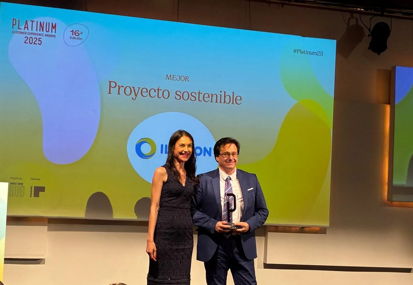 El director del site Extremadura de ILUNION Contact Center BPO, Agustín Pérez, recoge el Platinum Customer Experiencie Adward a la Mejor Estrategia Sostenible por el proyecto Raíces