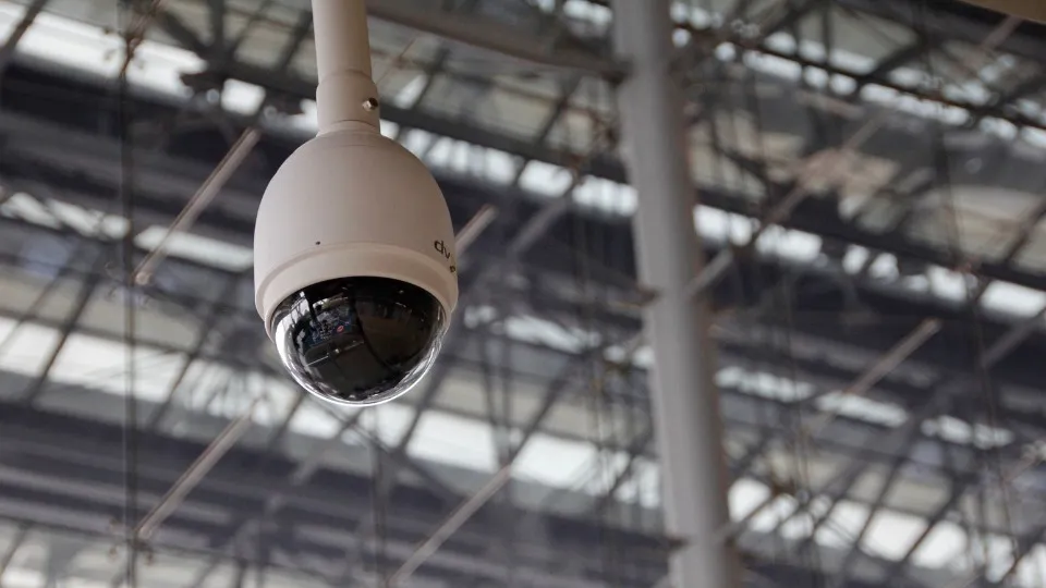 Se muestra una cámara de videovigilancia en un entorno industrial