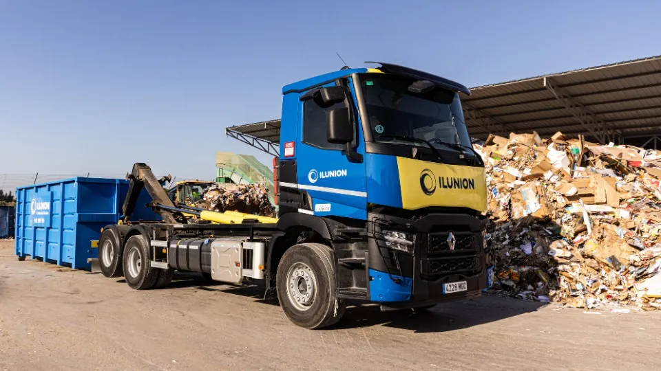 Se muestra una planta de reciclaje de ILUNION con un camión y cajas por detrás
