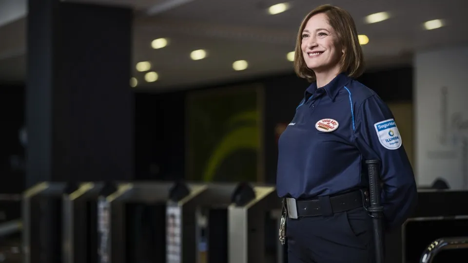 Se muestra a una trabajadora de ILUNION seguridad en la entrada 