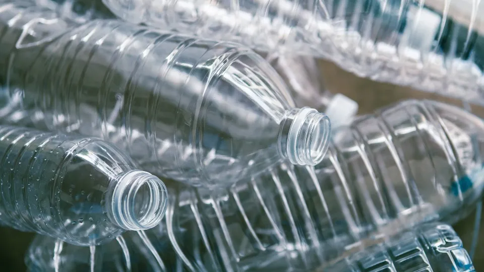 Se muestran botellas de plástico