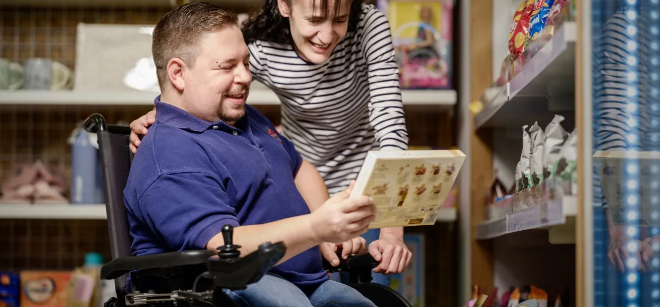 Se muestra a un compañero de ILUNION en silla de ruedas