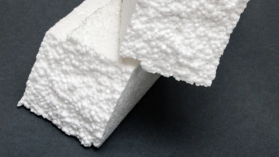 Se muestra un bloque de poliestireno