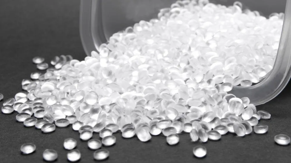 Se muestra polietileno, que son pequeñas bolitas transparentes