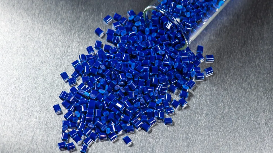 Se muestra polipropileno, que son pequeñas bolas estiradas azules