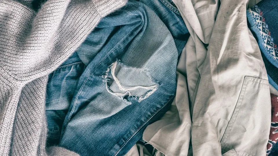 Se muestra mucha ropa arrugada y un tanto sucia