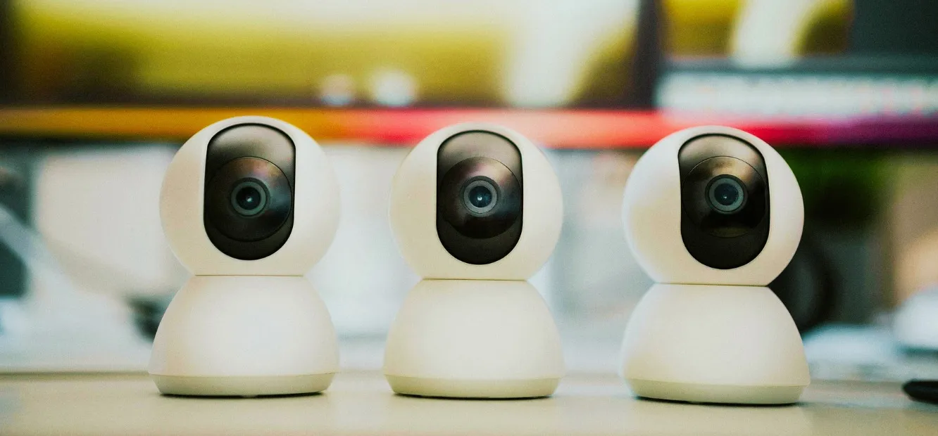 se muestran tres cámaras de videovigilancia