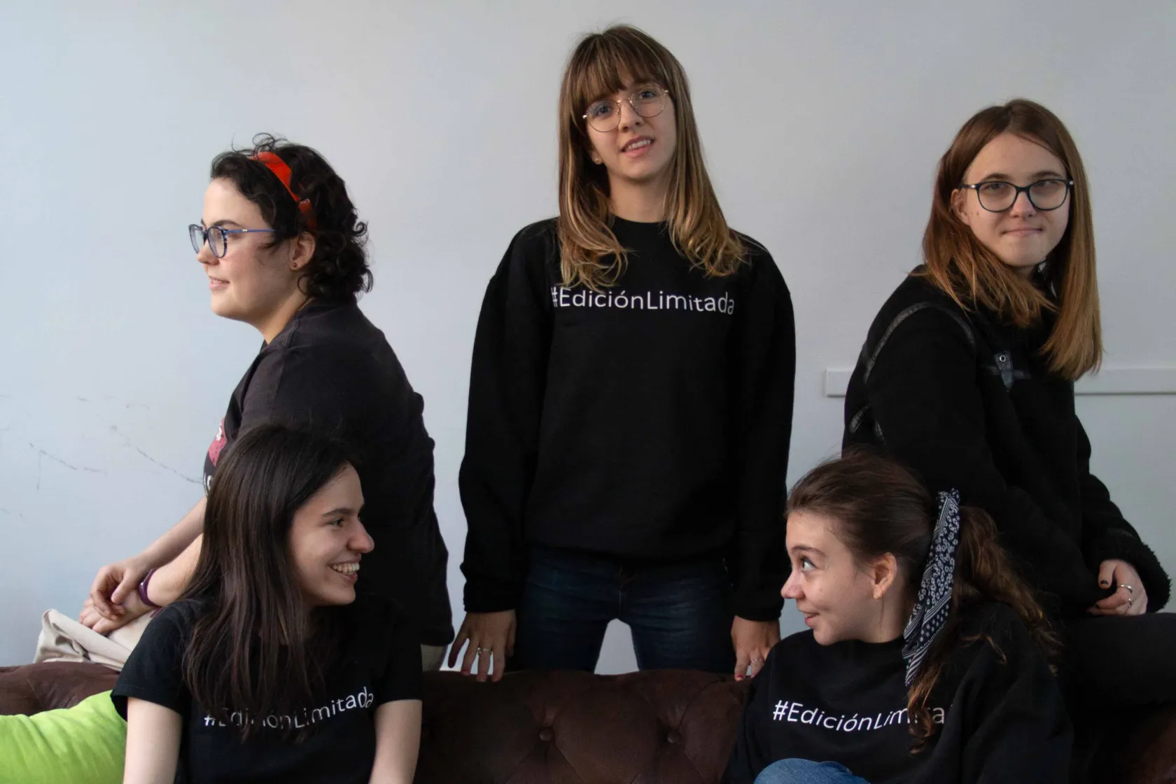 Fotografía de cinco mujeres jóvenes de la Fundación Capacis