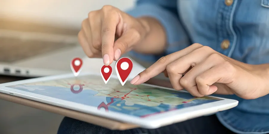 persona buscando en la tablet negocios locales